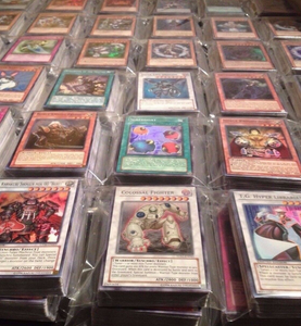 1000 YUGIOH CARDS ULTIMATE LOT YU-GI-OH COLLECTION - 50 HOLO FOILS & RARES!.